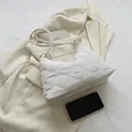 Borsa a spalla trapuntata bianca a rombi con tracolla a corda e dettagli oro - Bianco