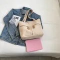 Borsa tote in velluto a coste beige con due tasche frontali e capienza per l'uso quotidiano - Cachi