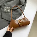 Borsa a spalla retrò in pelle cerata marrone con fibbia e texture elegante ad effetto cracké - Marrone