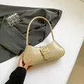 Elegante borsa baguette beige crema con trama craquelé e grande fibbia dorata - Cachi