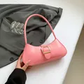 Borsa baguette rosa con texture screpolata e fibbia dorata stile minimalista - Rosa