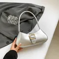 Borsa baguette argento con texture increspata, finitura metallica e fibbia dorata - Argento