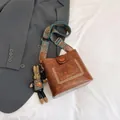 Dunkelbraune Leder Beuteltasche mit Blumenmuster Gurt und süßem Hasenanhänger - Mit Anhänger / Braun