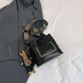 Schwarze Beuteltasche mit besticktem Riemen und Plüsch-Hasen-Anhänger für Damen - Mit Anhänger / Schwarz