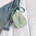 Bolso de pecho cruzado de nailon verde claro con correa ajustable y tiradores trenzados - Verde