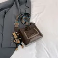 Dunkelbraune Vintage-Eimertasche mit Webgurt und niedlichem Hasenanhänger für Damen - Mit Anhänger / Kaffeebraun