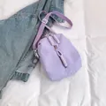 Bolso bandolera chic de nailon morado claro con cremallera de cuerda trenzada y correa tejida - Púrpura