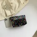 Elegante pochette con paillettes colorate e finitura scintillante su sfondo bianco - Colorato
