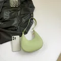 Τσάντα hobo σε χρώμα φυστικί από λείο τεχνητό δέρμα με χρυσές λεπτομέρειες - Πράσινο