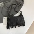 Sac à bandoulière noir à franges en cuir texturé avec détails de boucles dorées chic - Noir