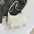 Sac à bandoulière chic en cuir blanc avec franges décoratives et boucles dorées - Blanc
