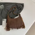 Sac demi-lune marron à franges avec texture lychee et bandoulière ajustable - Café