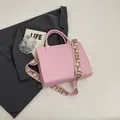 Sac fourre-tout rose tendance avec large bandoulière géométrique pour porté croisé - Rose