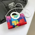 Bolso bandolera con diseño geométrico colorido con asa blanca y correa al hombro - Blanco