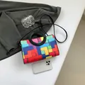Bolso cuadrado pequeño con cuadros geométricos de colores y asa redonda con correa - Negro