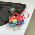 Bolso colorido con patrón geométrico, asa de anillo roja y correa de hombro - Rojo