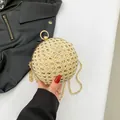 Goldene kugelförmige Abendtasche mit Gittermuster und elegantem Kettenriemen - Gold
