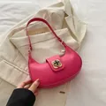 Schicke magentarote Mondsichel-Umhängetasche mit goldener Blumenschnalle aus PU-Leder - Rosarot