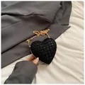 Elegante schwarze herzförmige Clutch mit Glitzer und einer feinen goldenen Kette - Schwarzer Pailletten-Stil / Schwarz