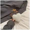 Süße weiße herzförmige Kettentasche mit schimmernden Pailletten und goldenem Riemen - Weiße Pailletten / Weiß