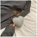 Pochette de soirée en strass argentés en forme de cœur avec chaîne dorée et maille - Argent