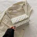 Elegante borsa a tracolla trapuntata bianca con chiusura dorata e catena dorata - Bianco