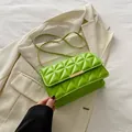 Borsa a tracolla trapuntata verde brillante con catena dorata e chiusura in metallo - Verde