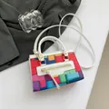 Bolso bandolera pequeño con estampados geométricos coloridos y bordes en cuero sintético - Blanco