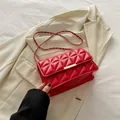 Borsa trapuntata rossa da donna con tracolla a catena dorata e fibbia in metallo - Rosso