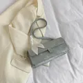 Grand sac à bandoulière argenté, texture vintage, boucle strass et détail foulard soie - Argent