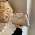 Sac de soirée en jacquard crème élégant avec motif de cœur en perles et chaîne dorée - Blanc