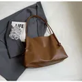 Bolso tote minimalista de cuero marrón con correas finas y detalle de nudo ajustable - Marrón