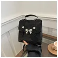 Sac à dos polyvalent en daim noir avec détail papillon argenté et poignée supérieure - Noir