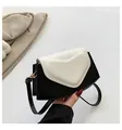 Bolso bandolera de moda en blanco y negro con detalle de corazón y acabados sintéticos - Negro