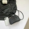 Sac à main noir à motif crocodile avec poignées et bandoulière amovible élégante - Noir