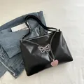 Schwarze Umhängetasche mit Silberkette und rosa Schmetterlingsanhänger auf Jeansjacke - Schwarz