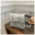 Sac bandoulière carré argenté avec boucle papillon et poignée supérieure style 2024 - Argenté