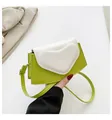 Bolso bandolera de corazón verde y blanco con herrajes dorados y correa fina - Verde