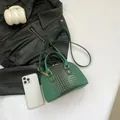 Sac coquillage vert foncé à motif crocodile avec finitions dorées et bandoulière - Vert