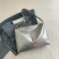 Silberne Y2K Umhängetasche mit rosa Schmetterlingsstickerei und Herzanhänger - Silber