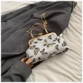 Retro Clutch mit Schmetterlingsstickerei, goldenem Ringgriff und filigraner Kette - Weiß