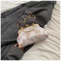 Weiße Perlenstoff-Clutch mit lila Schmetterlingsstickerei und goldener Metallkette - Rosa