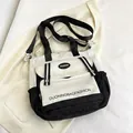 Bolso tote de lona bicolor con correa ajustable para el hombro y bolsillo lateral útil - Blanco y Negro