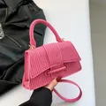 Elegante borsa a tracolla intrecciata rosa con manico superiore e dettagli dorati - Rosa