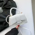 Borsa a mano bianca con trama intrecciata e dettagli metallici dorati raffinati - Bianco
