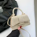 Borsa a tracolla intrecciata beige e marrone con manico e fibbia ad anello decorativa - Cachi