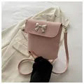 Kompakte hellrosa Beuteltasche mit silberner Schleife und mattem Finish - Rosa