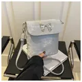 Silbergraue Samt-Beuteltasche mit Schleifendetail und Umhängeriemen für Damen - Silber