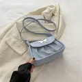 Hellblaue geraffte Umhängetasche mit silberner Schmetterlingsschnalle und Wildleder - Blau