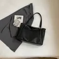 Sac fourre-tout rétro en cuir noir avec bord plissé et longues poignées - Noir